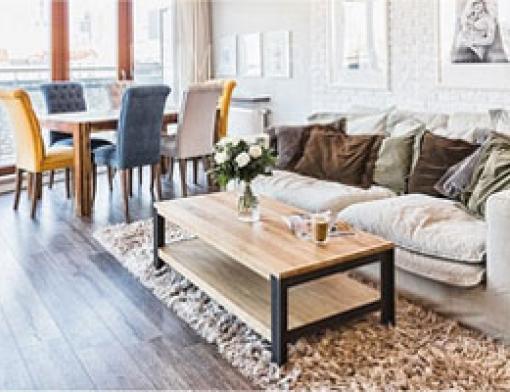 Egy világos, modern nappali szoba